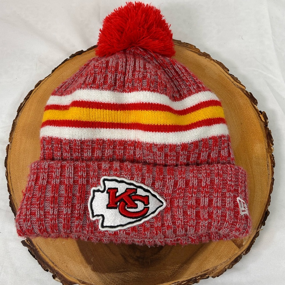 New Era Kansas City Chiefs 2023 Sideline Cuffed Knit Hat with Pom Youth hat